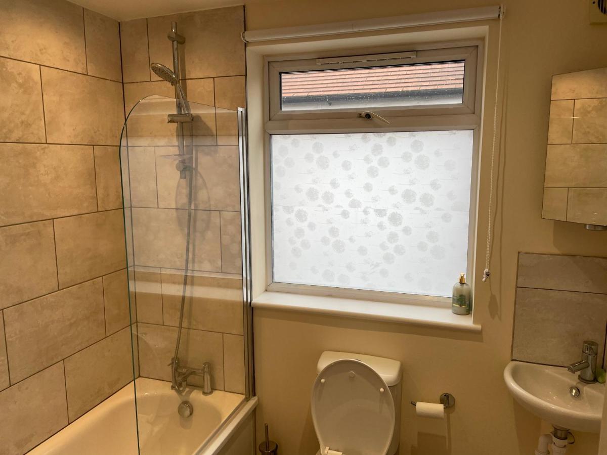 Super Convenient For Central London - Large 2 Double Bed Apartment 30 Seconds Walk To Platform Train Station And 19 Mins To London Waterloo Exterior foto