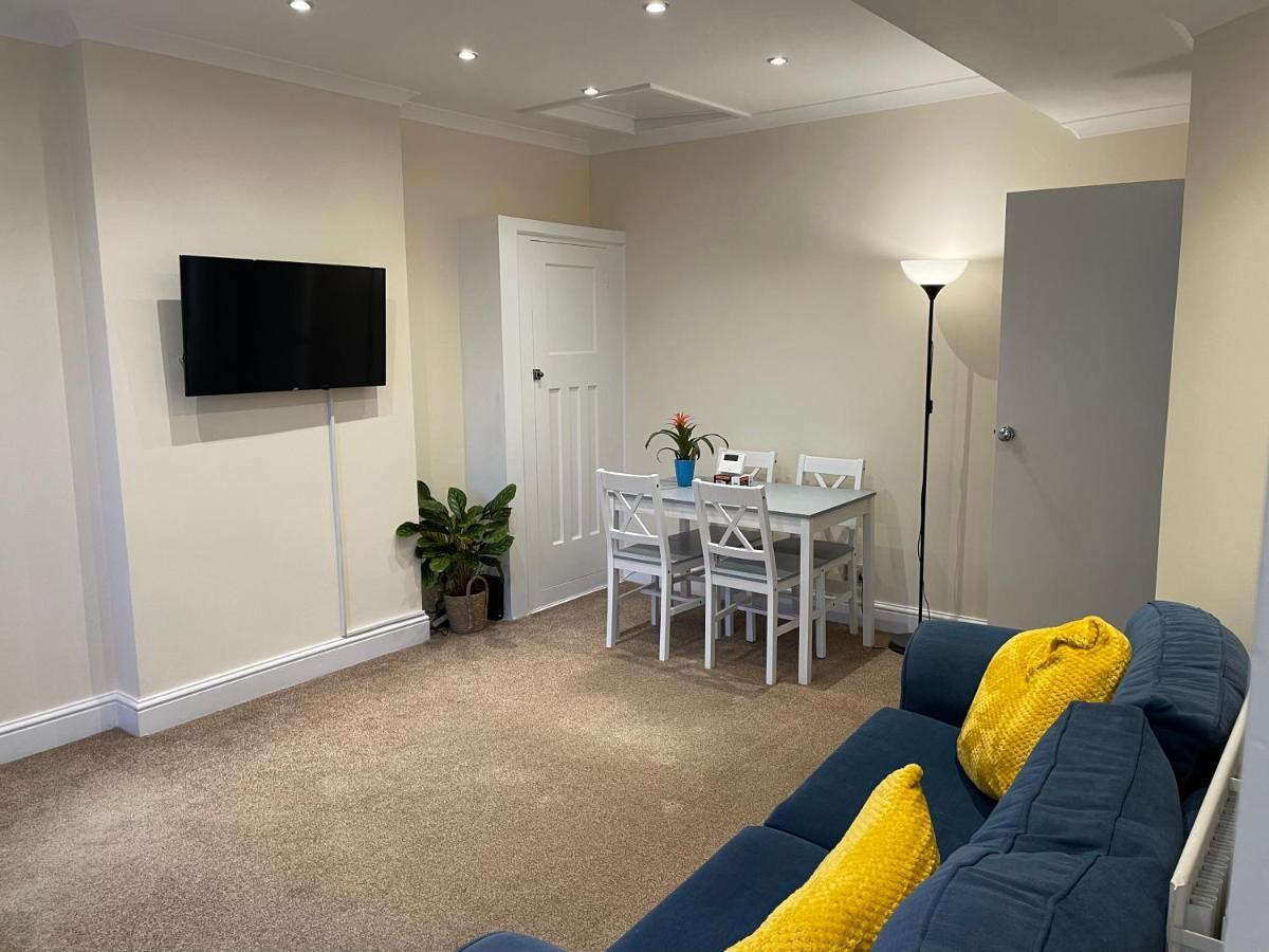 Super Convenient For Central London - Large 2 Double Bed Apartment 30 Seconds Walk To Platform Train Station And 19 Mins To London Waterloo Exterior foto
